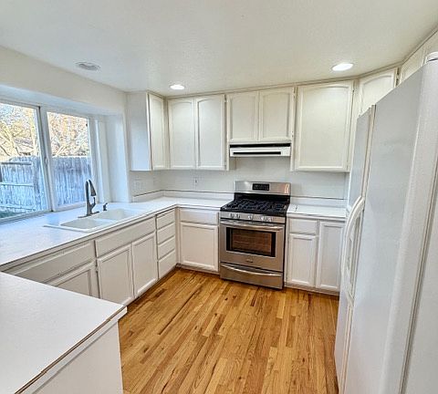 5th image of 1009 Juanita Way