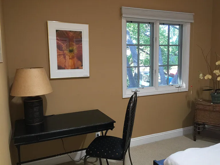 702 University Dr — Photo 3