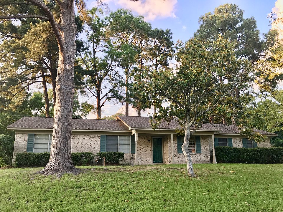 House from front: side entry garage