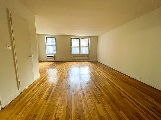 3rd image of 310 W 47th St APT 6J