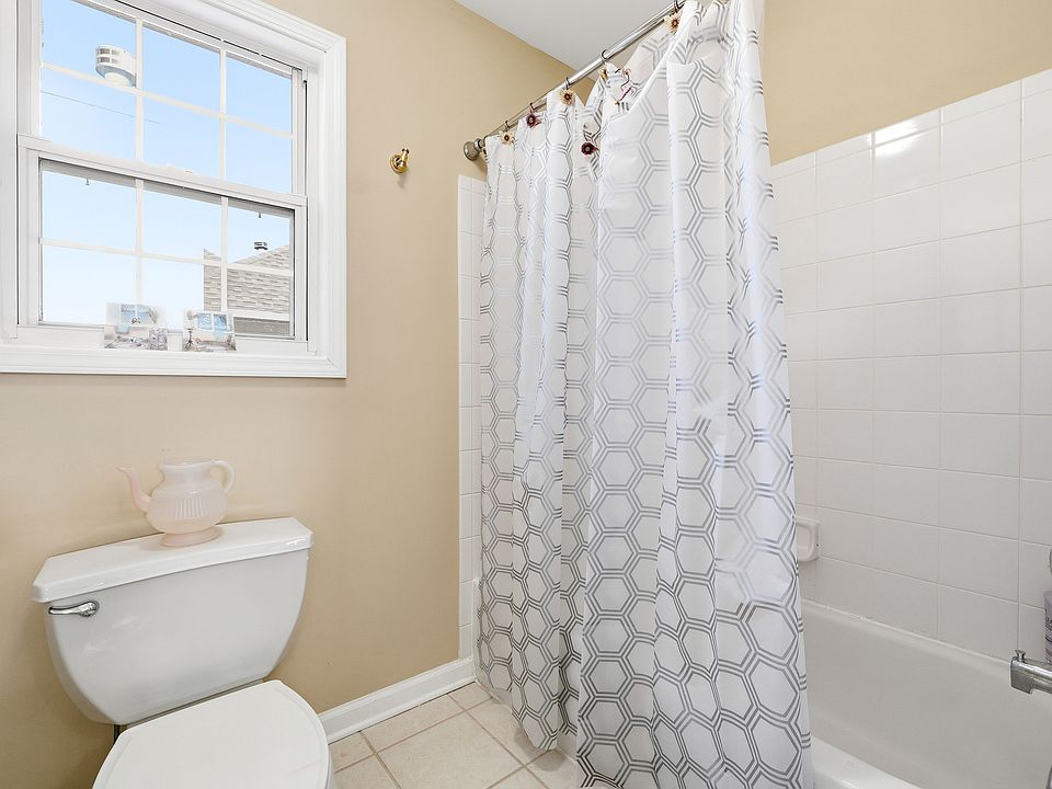 1st image of 512 Autumn Shore Dr