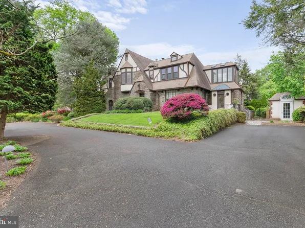 8300 Cedar Rd, Elkins Park, PA 19027