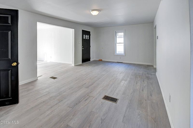 5th image of 36 Maple Street