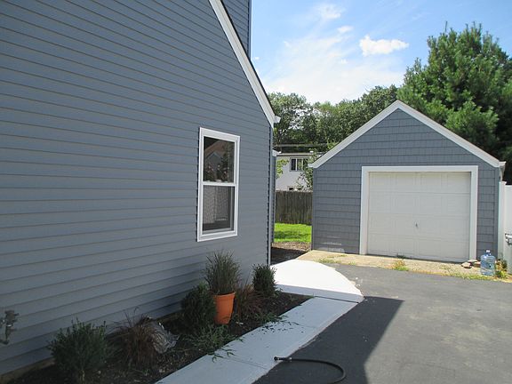 4th image of 563 Seaford Ave