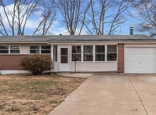 18 Ridgelawn Ct, Florissant, MO 63031