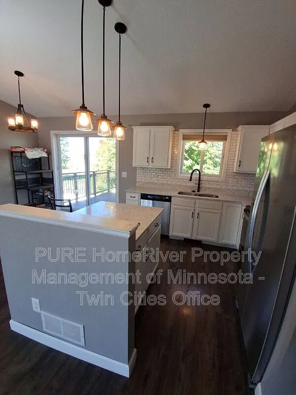 4 bed, 2.0 bath, 1948 sqft, $2,310 — Photo 2