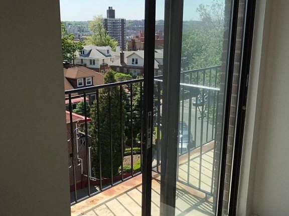 2nd image of 3207 Oxford Ave APT 5
