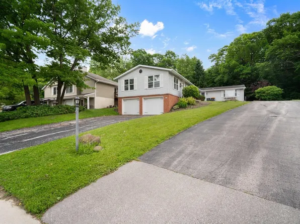 2560 Pebble Valley ROAD, Waukesha, WI 53188