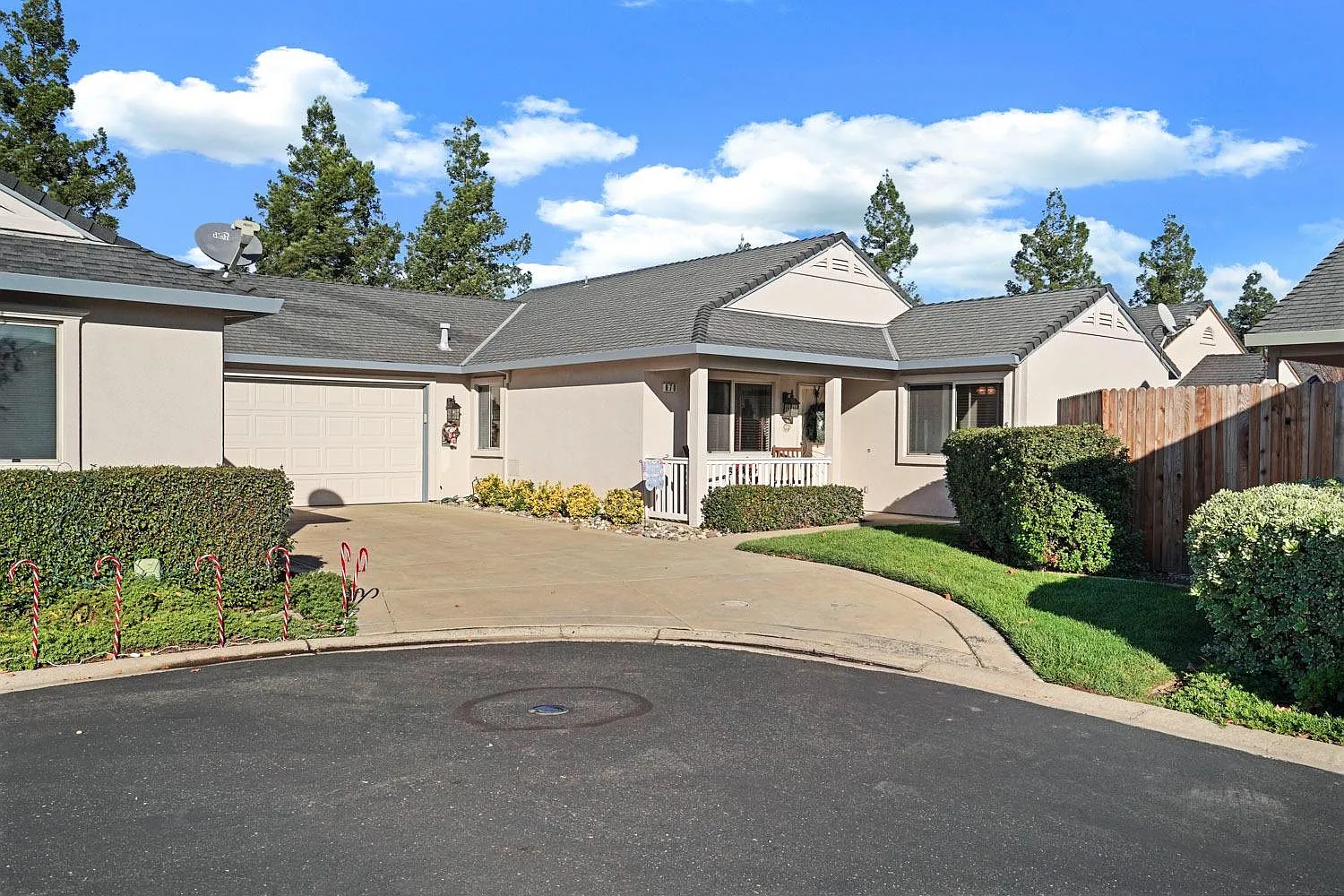 670 Village Dr photo 1