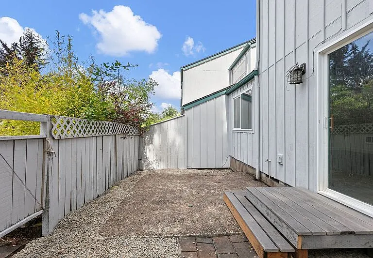 2105 Hawkins Ln — Photo 18