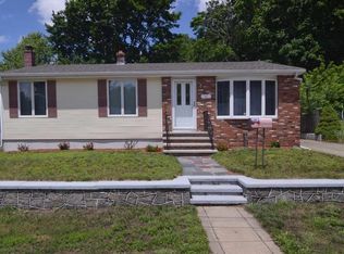 15 Lowell Dr, Rumford, RI 02916