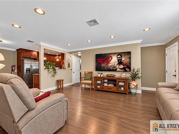 4th image of 174 Portland Ln