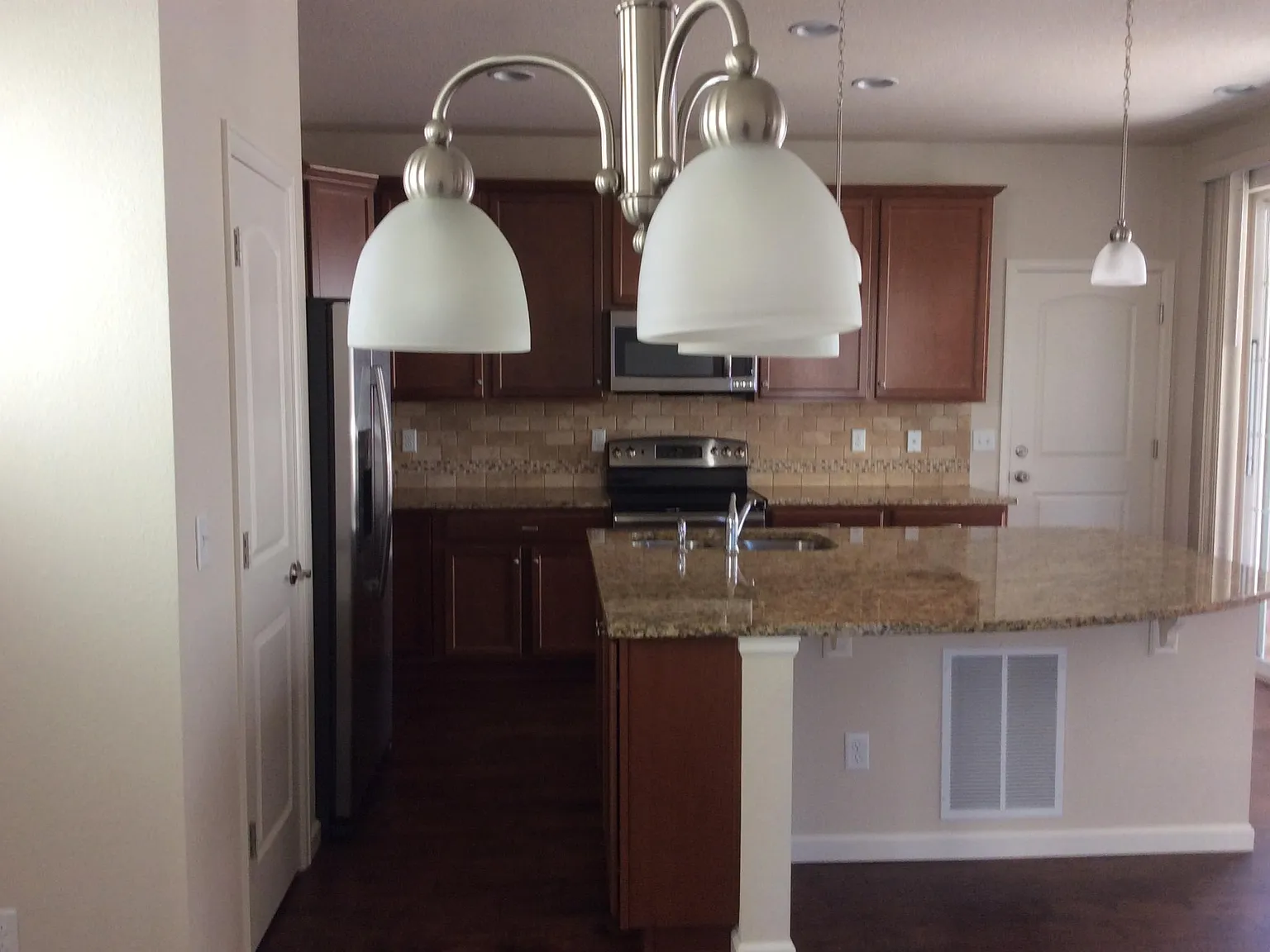 3 bed, 2.5 bath, 2600 sqft, $2,900 — Photo 4