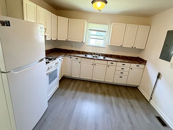 4th image of 952 E Broadway St