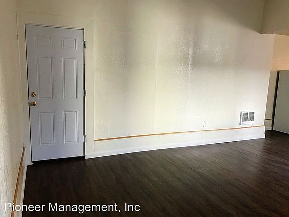 3rd image of 748 SE Jackson St APT 2