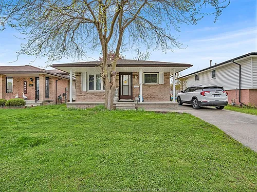1493 Azalia Cres Photo 1
