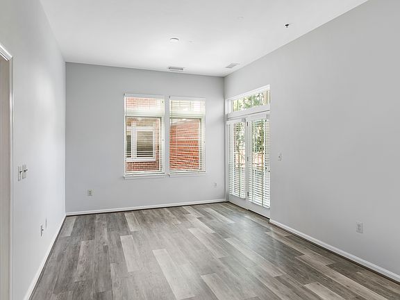 4th image of 309 Holland Ln Unit 107