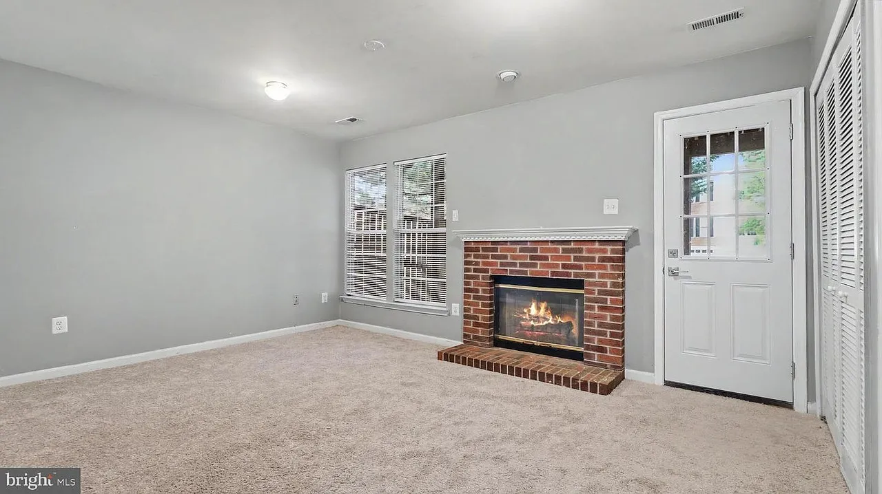 3 bed, 1920 sqft, $2,600 — Photo 2