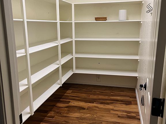 4th image of 905 W Desert Hollow Dr