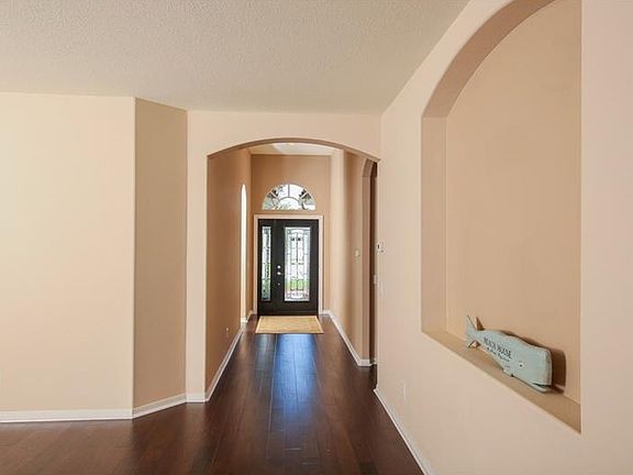 3rd image of 817 Derbyshire Dr