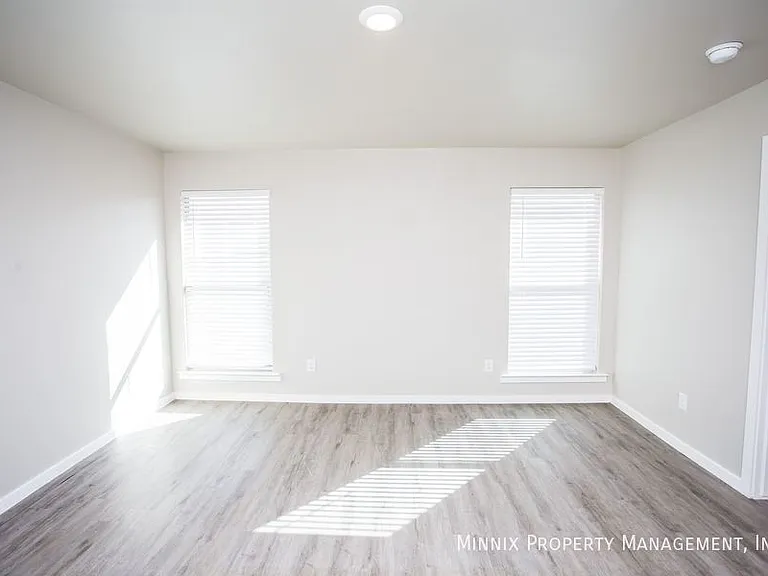 2035 Kenwood Ave — Photo 21