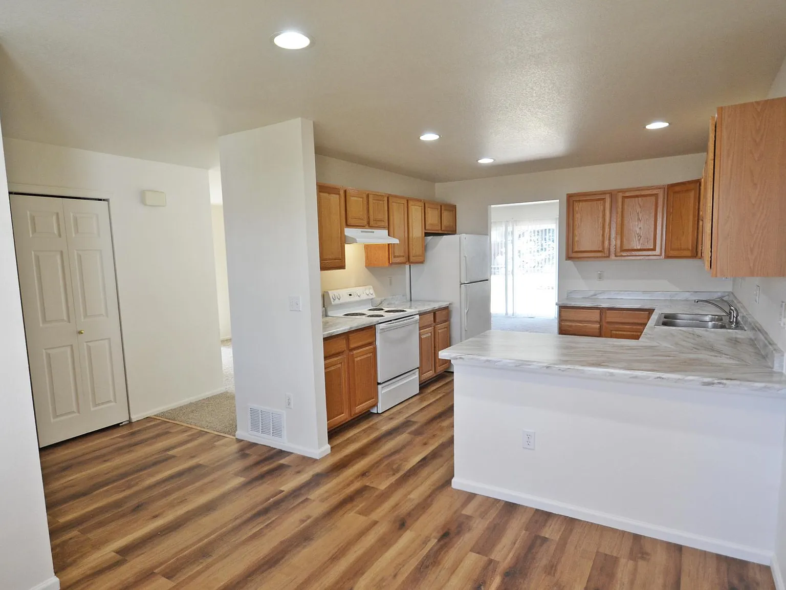 3 bed, 1350 sqft, $2,600 — Photo 4