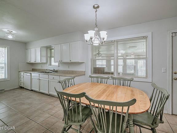 5th image of 303 Verbryck Ave