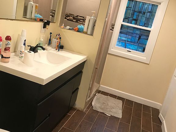 3rd image of 142 W 9th Ave