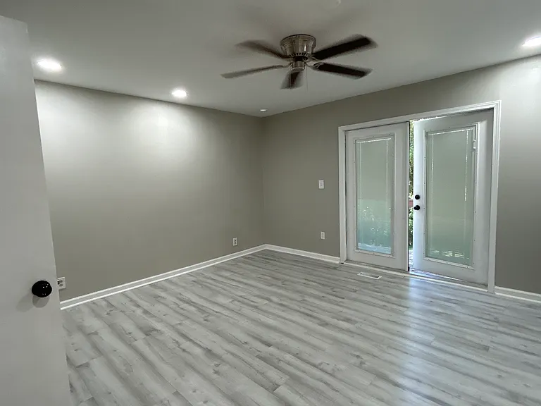 555 Glencove Dr — Photo 18