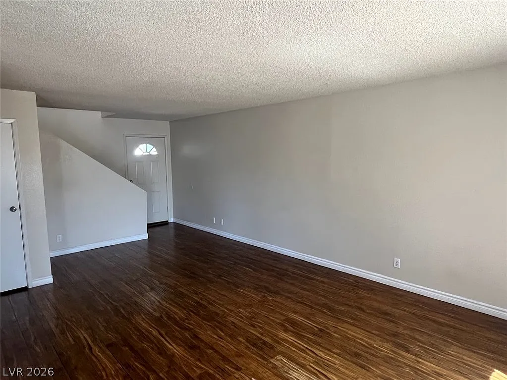 3 bed, 2.5 bath, 1300 sqft, $1,699 — Photo 3