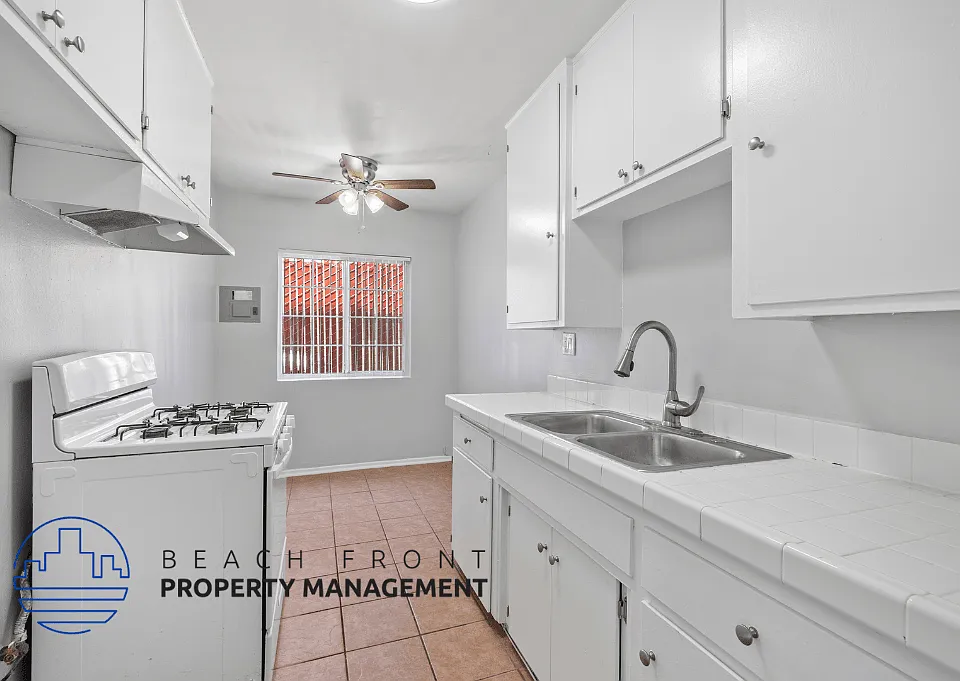 2135 Santa Fe Ave