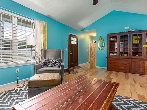 3rd image of 279 Woodland Ct
