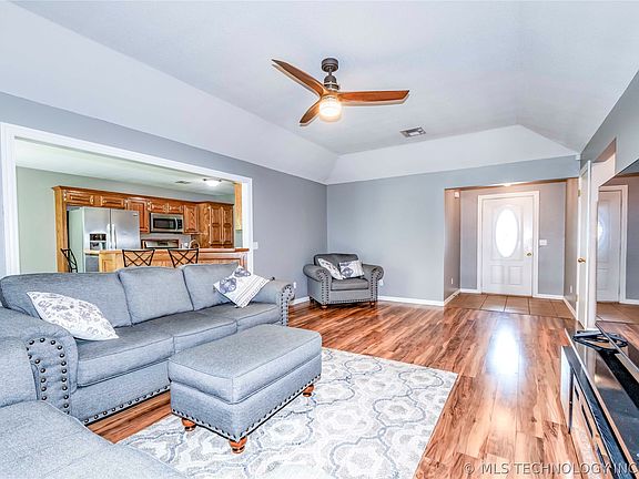 4th image of 208 S 9th Ave