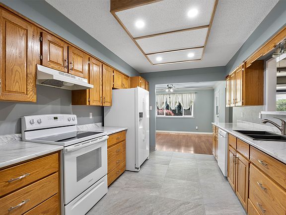 5th image of 2402 Parkview Dr