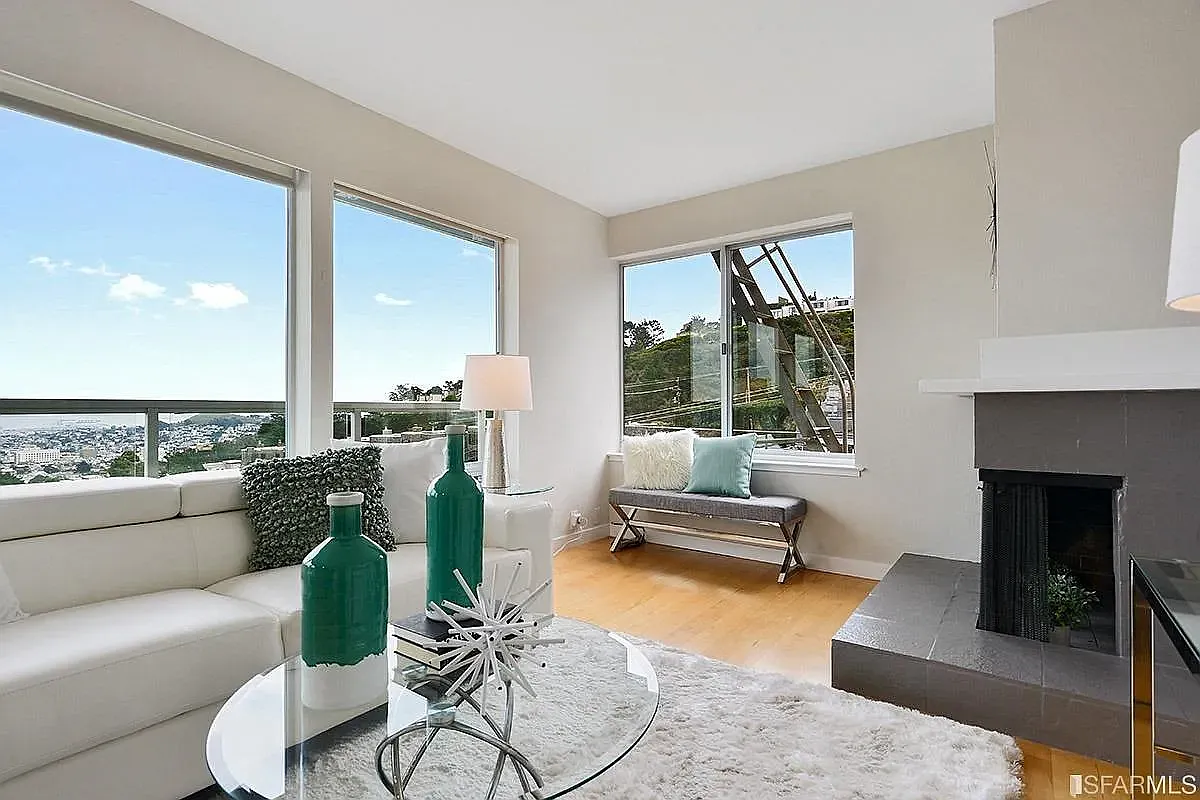 Stunning View 1 BR Condo — Photo 2