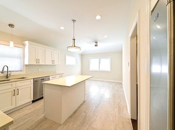3rd image of 4024 Goss Ave