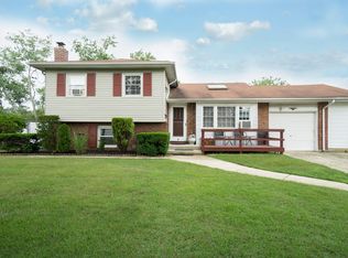 6 Phyllis Pl, West Islip, NY 11795