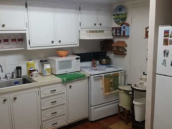 5th image of 1460 NE 169th St APT 105