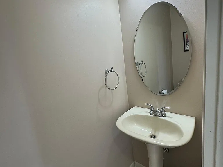 915 Tanglewood Dr — Photo 4