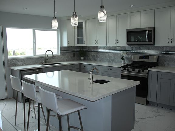 Kitchen, with large island