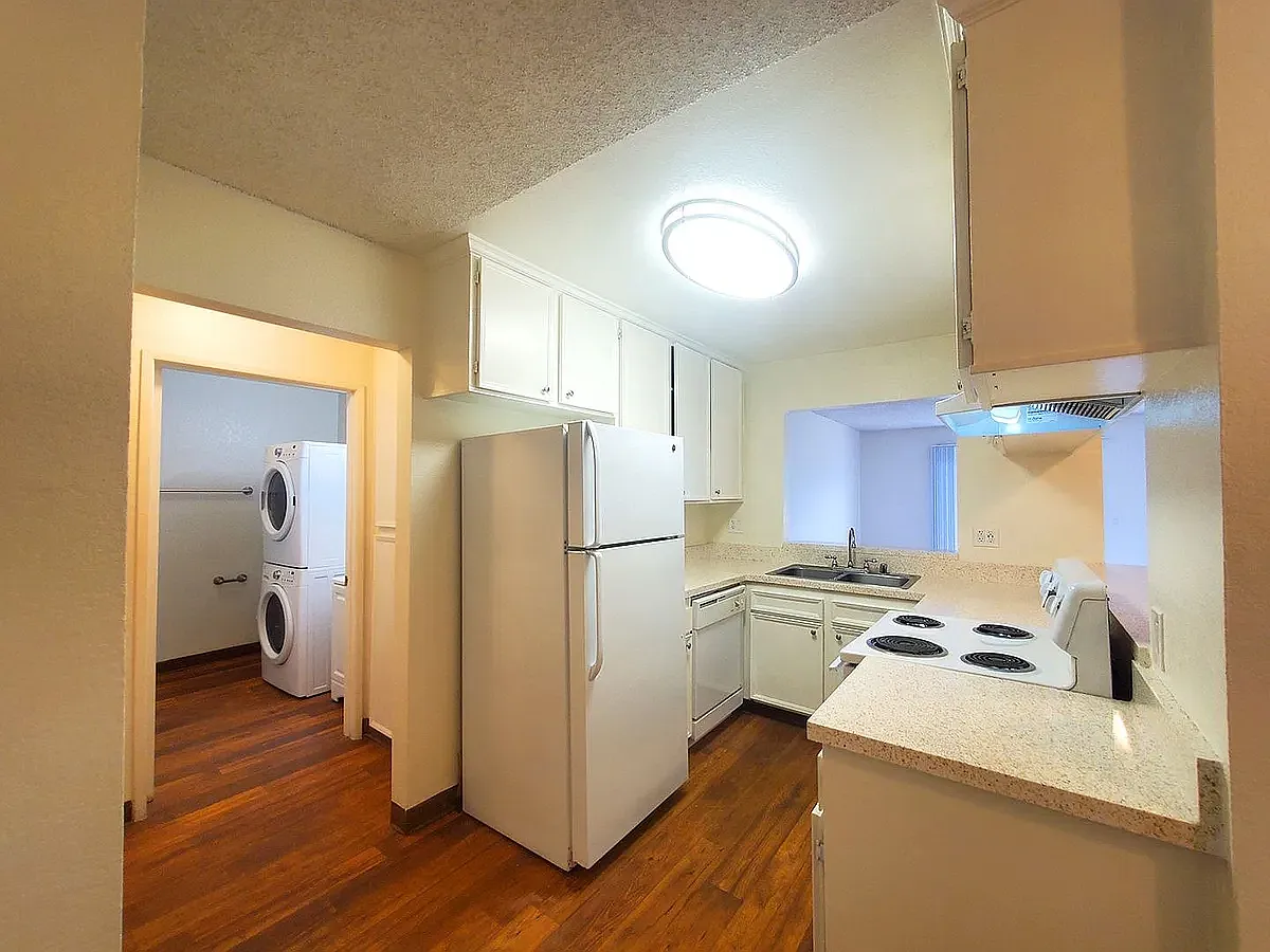 Emerald Vista Apartments — Photo 3