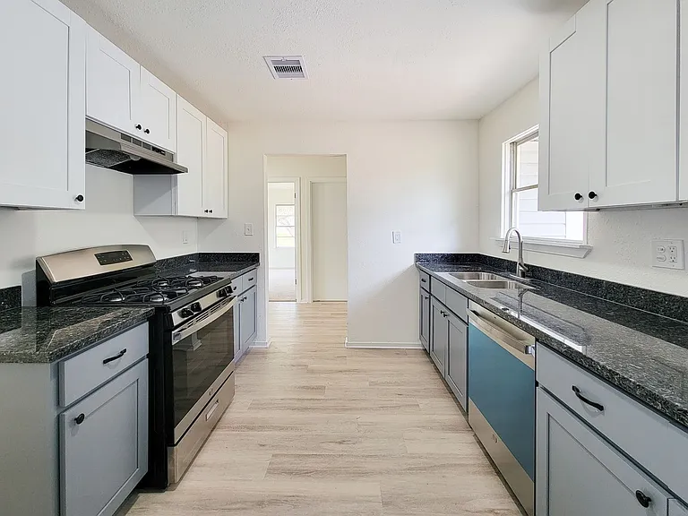 301 Cypress St — Photo 19