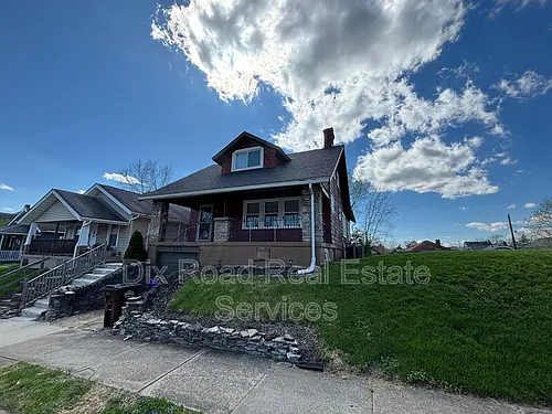 307 N E St Photo 1