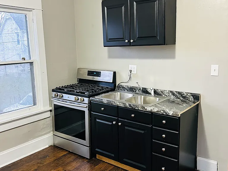 350 Prospect St — Photo 3