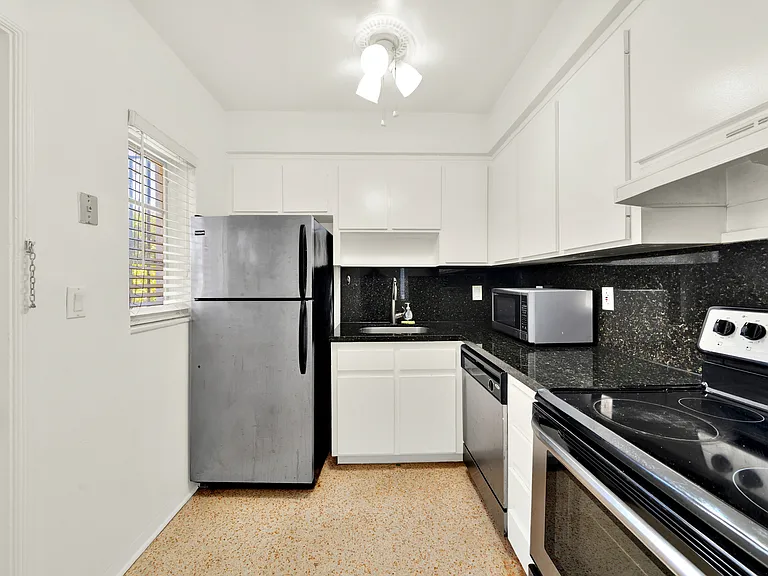 330 Madeira Ave #1 — Photo 8