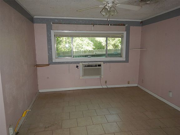 2nd image of 815 E 70th St
