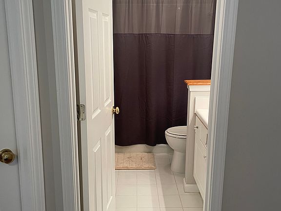 2nd bedroom with en-suite full bathroom