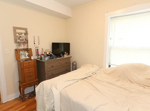 4th image of 3717 N Leavitt St #01