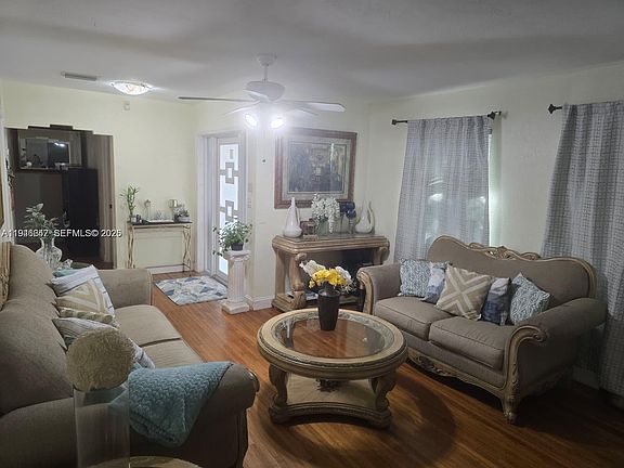 4th image of 2733 Washington St