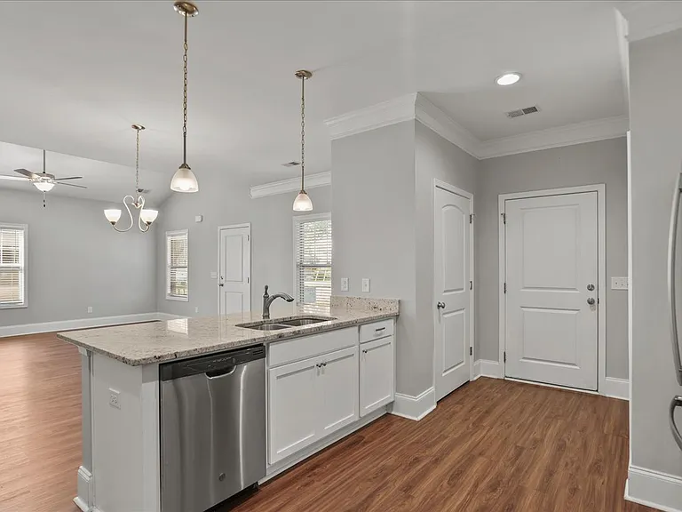 408 Senate St — Photo 8